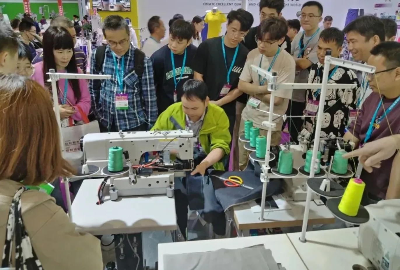 现场直击｜中捷携多款创新产品亮相2025华南国际缝制设备展
