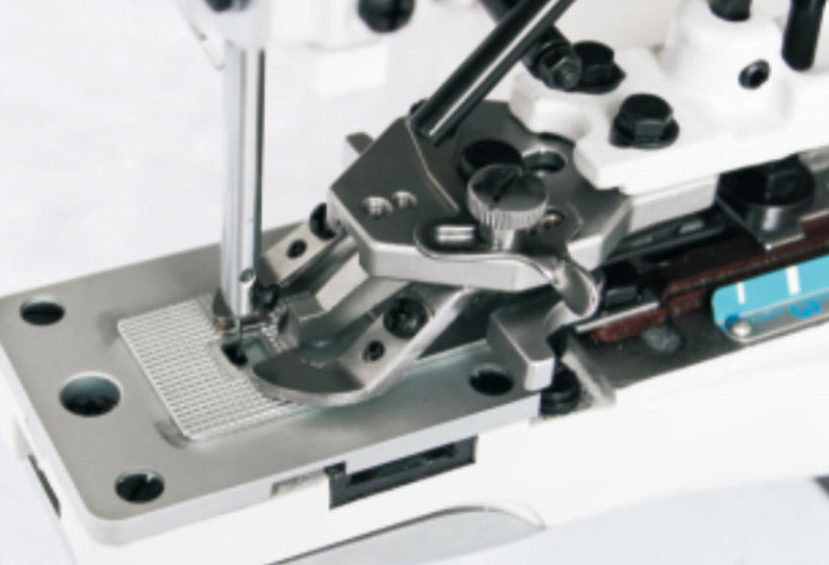 快速适应多种缝制要求，对应缝制的变化，可通过简单的操作进行从4孔到2孔钉扣形式的变更，也可通过简单的操纵杆转换“=”与“X”。操作方便、省电、高效率、低噪音、寿命长